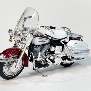 Dos Maquetas Maisto Harley Davidson: FLH Electra Glide Bordo y FLHT Policía NYPD - imagen 4