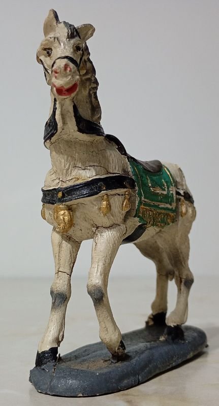 Estatuilla coleccionable de caballo en Yeso - imagen 3