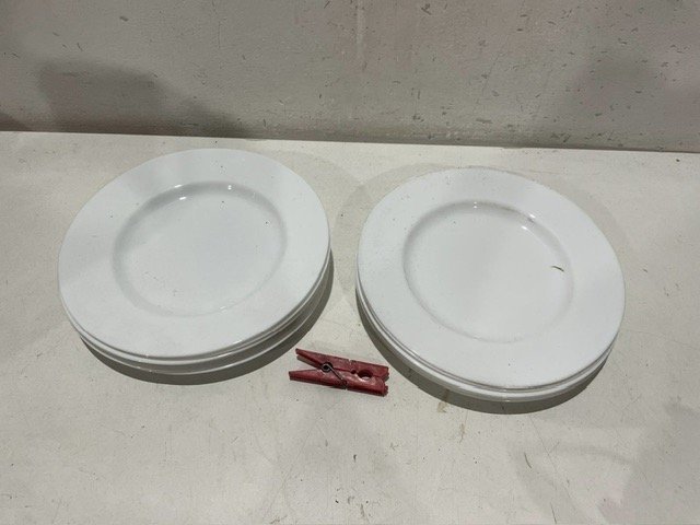 Lote siguiente: 12 platos de postre de cerámica blanca