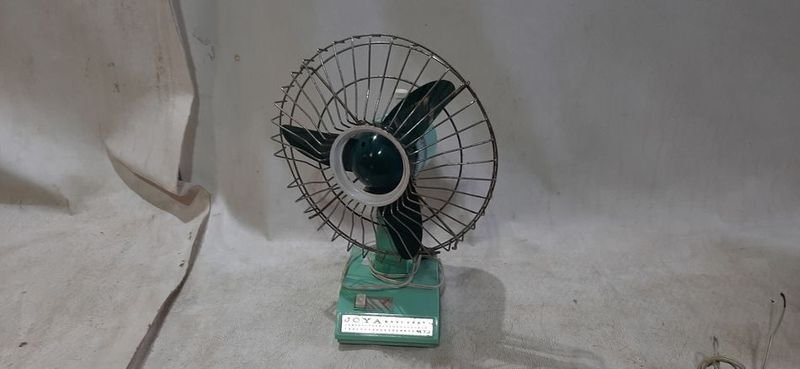 Caja de antigüedades con ventilador, TV y radio - imagen 3