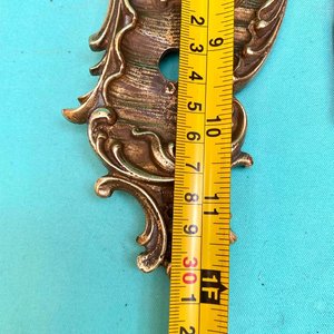 Antigua placa de manoton de puerta en bronce de muy buena calidad de fundición francesa. Tiene buzonera. Largo 30 cm x 8 cm. - imagen 5