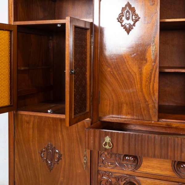Aparador Tudor tallado con ocho puertas y cuatro cajones - imagen 3