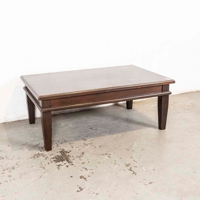 Lote siguiente: Mesa de living de madera con detalles y mancha en la tapa