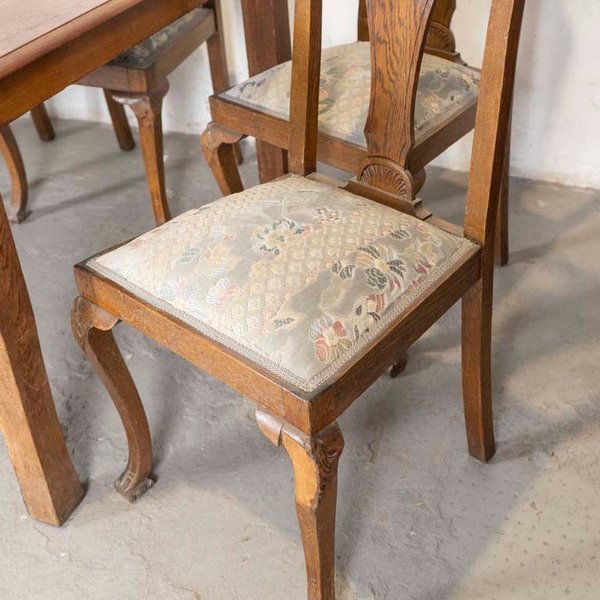 Mesa de comedor y sillas de roble con detalles en el lustre - imagen 2