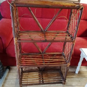 Lote siguiente: Estantería de Mimbre con Tres Niveles