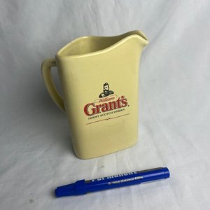 Jarra de Loza Amarilla con Monograma William Grant's Scotch Whisky - imagen 1