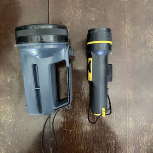 Linternas: Compacta Negro-Amarilla y Grande con Asa Gris - imagen 2