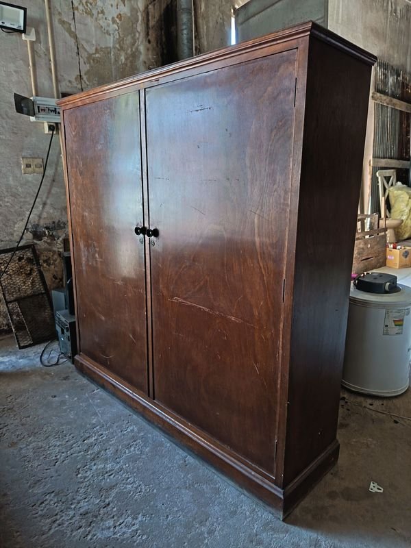 gran fichero de 4 puertas , excelente estado en cedro, 156x40x160 pertenecio a la antigua radio cw39