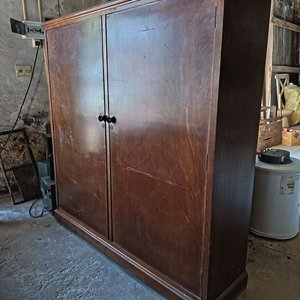 Lote siguiente: gran fichero de 4 puertas , excelente estado en cedro, 156x40x160 pertenecio a la antigua radio cw39