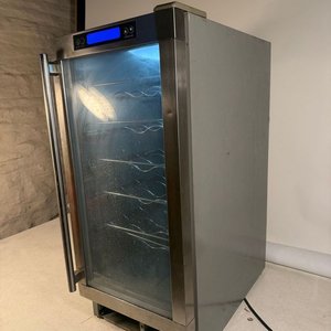 Heladera Vertical para Vinos de Origen Americano 110V - imagen 2