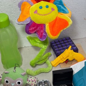 Lote de Juguetes: Peluches, Pistolas, Reproductor CD Panasonic y Más - imagen 43
