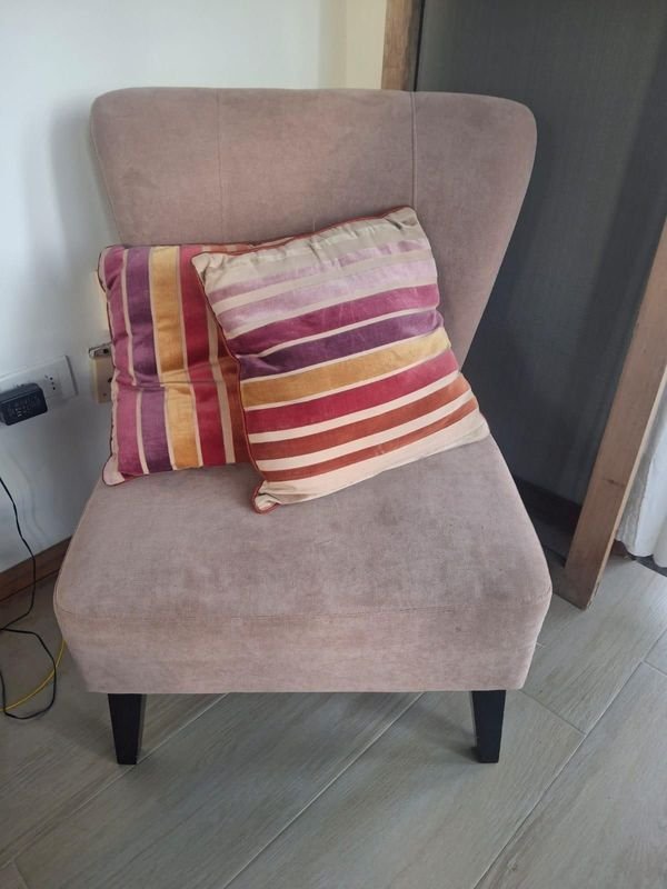 Sillón Individual Beige con Almohadones Rayados