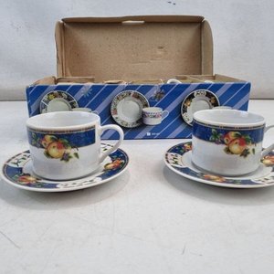 L 010 - Set De 12 Piezas - Coqueto juego de cafe para doce servicios en fina porcelana con delicado diseño de frutas y guarda en azul, ideal para la sobremesa (Made In China) - imagen 3