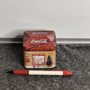 Lata Coca-Cola Decorativa con Vela Aromática Navideña - imagen 2
