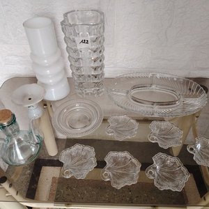 Lote de Cristalería: Aceitera, Floreros, Copetinero y Platos Decorativos - imagen 4