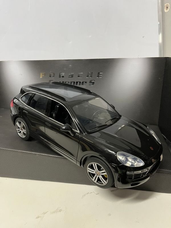 Auto a escala Porsche Cayenne S 1:14 con control remoto, baterías y cargador