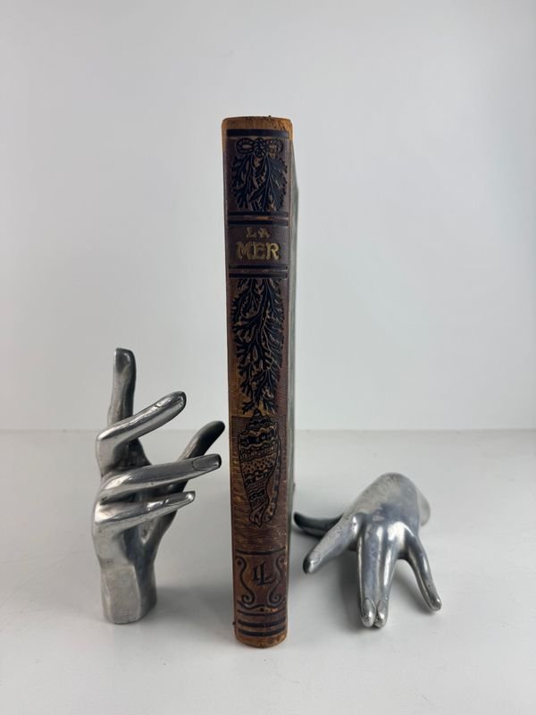 Libro antiguo con manos de plata y firma del autor - imagen 2