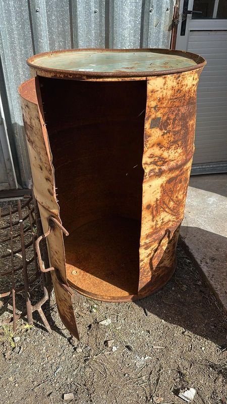 Tanque de 200 litros con puerta en mal estado