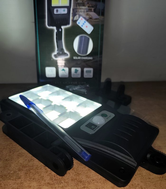 Foco LED Recargable Solar con Control Remoto y 8 Paneles Solares Nuevos - imagen 5