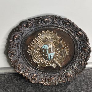Plato Decorativo en Bronce con Escudo Metálico y Bordes Ornamentados - imagen 2