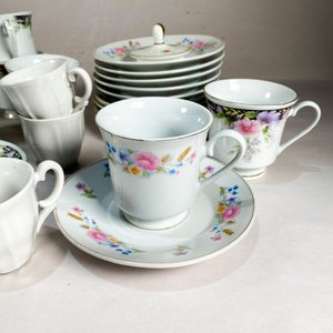 Conjunto de Tazas y Platos con Diseño Floral - imagen 3