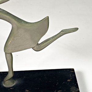 Figura Decorativa de Tenista en Metal con Base de Madera - imagen 3