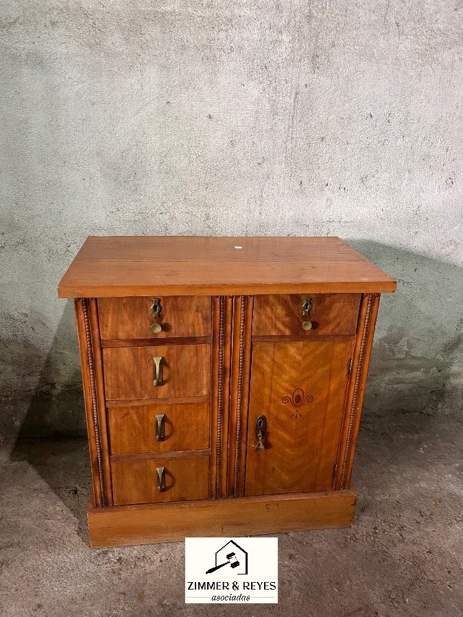 Mueble de Madera con Cajones y Puerta