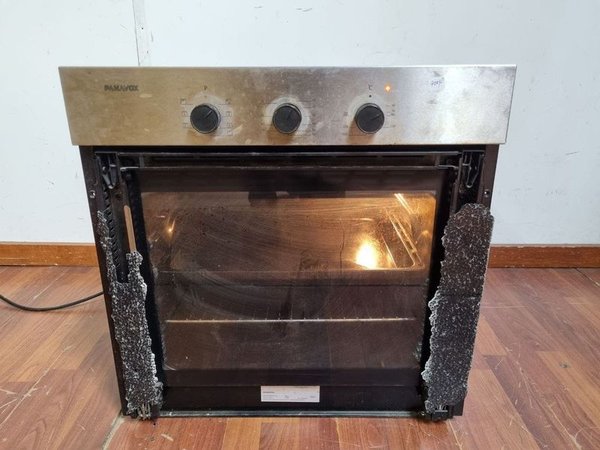 Horno Eléctrico Panavox Plateado con Detalles y Falla en Resistencia