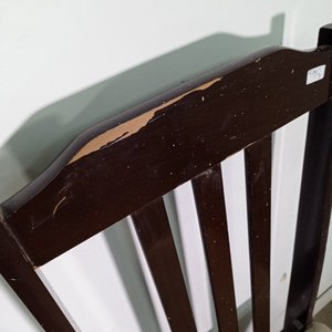 Lote de Cuatro Sillas de Madera con Tapizado Desgastado - imagen 5