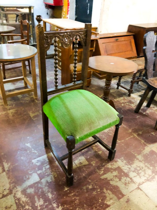 Silla Antigua de Madera Oscura con Tapizado Verde Rayado