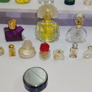Lote de 30 Frascos de Perfumes Importados Decorativos - imagen 6