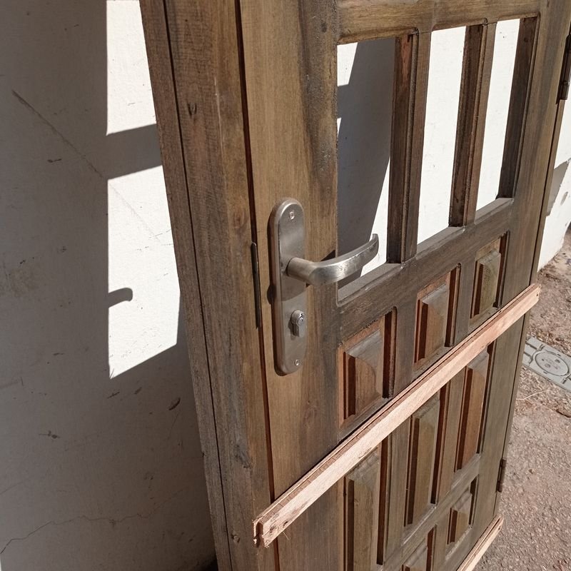 Puerta exterior en madera maciza con marco - imagen 5