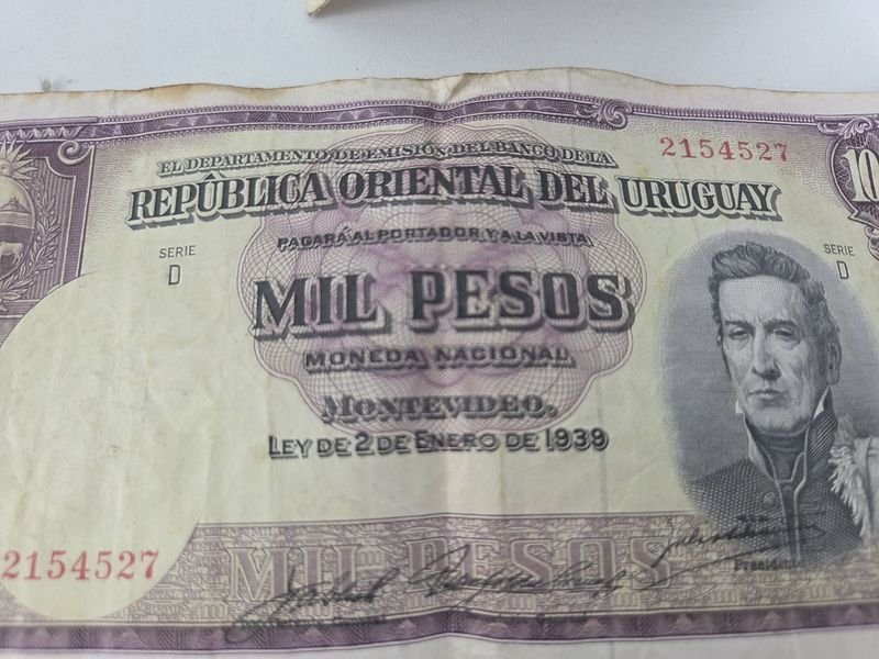 Gran lote de monedas, billetes y medalla conmemorando el centenario de la República Oriental del Uruguay - imagen 14