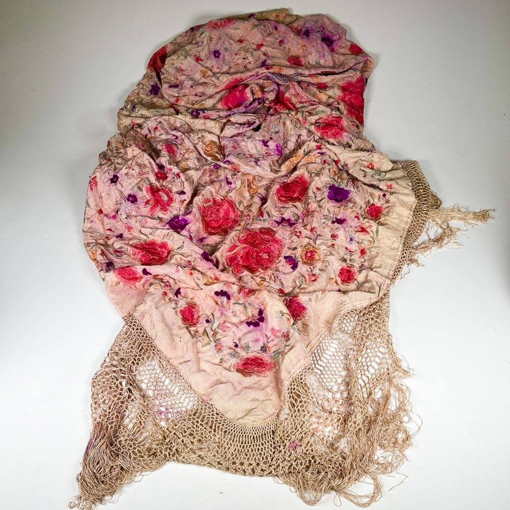 Mantón de seda bordado y decorado ,con flecos