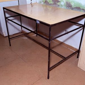 Mesa de Trabajo Metálica con Superficie de Madera - imagen 4