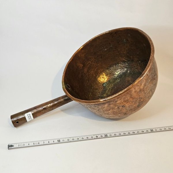 Olla de cobre antigua con detalles únicos - imagen 4
