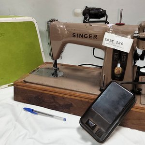 Máquina de Coser Eléctrica Singer Clásica Metálica con Accesorios y Bobina - imagen 2