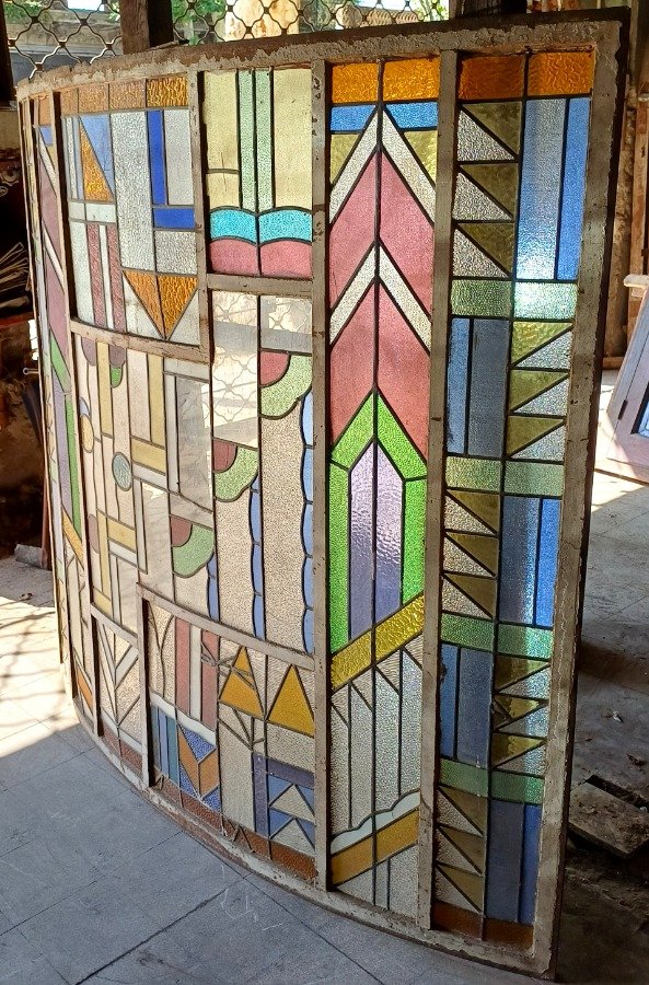 Lote anterior: Ventana de vidrio colorido con diseño geométrico y marco de hierro
