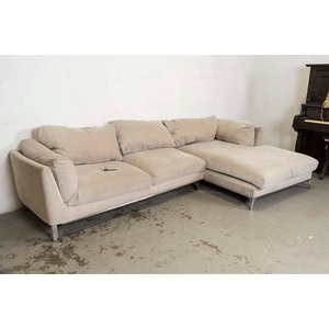 Lote siguiente: Sofá Modular en L Beige con Patas Cromadas