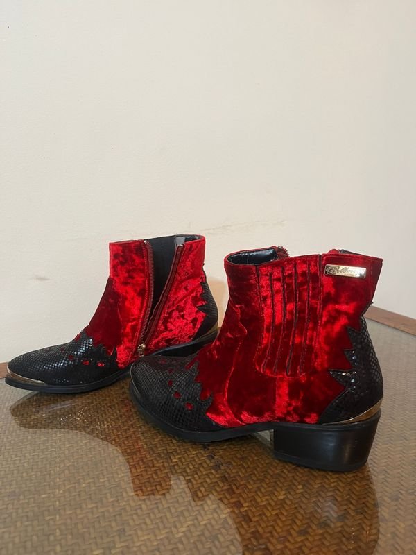 Botas Cortas Tejano Terciopelo Rojo y Charol Negro Talle 36 Belmour - imagen 1