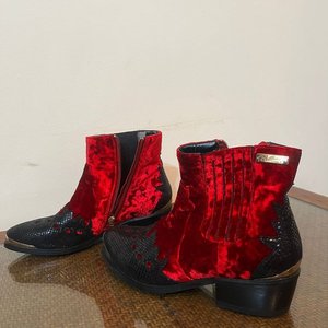 Lote anterior: Botas Cortas Tejano Terciopelo Rojo y Charol Negro Talle 36 Belmour