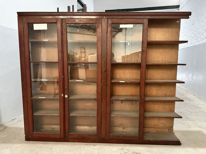Lote anterior: Librería de madera con tres puertas