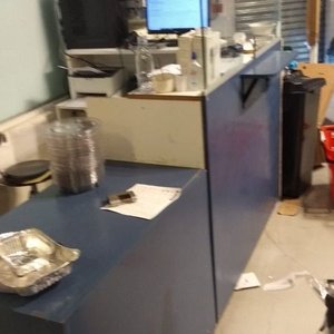 Mueble caja para comercio con múltiples estantes para facilitar la facturación - imagen 3
