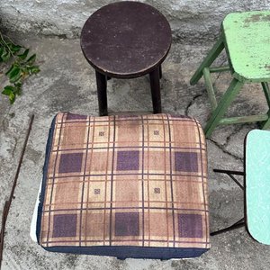 Lote de 6 Banquitos: Plástico Blanco, Madera y Tapizados - imagen 2