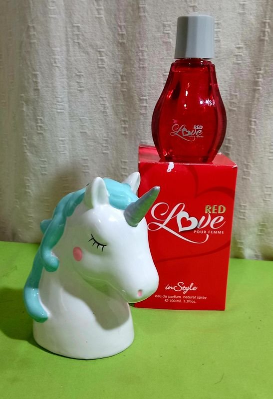 Perfume de mujer y alcancía unicornio en cerámica
