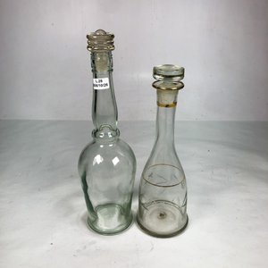 Lote siguiente: Dos Botellones de Vidrio Hialino con Tapón