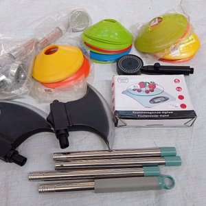 Lote compuesto por conos, lluveros, balanza de cocina y hachas de juguete. - imagen 7