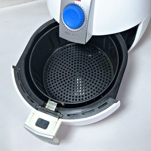 Freidora sin Aceite Cuori Blanca y Gris con Comandos Azules - imagen 3