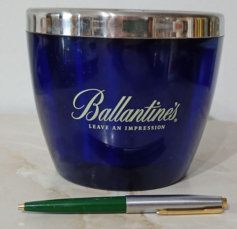 Lote siguiente: Hielera de Acero Inoxidable con logo de BALLANTINE'S sobre fondo azul