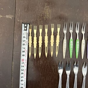 Lote de Cubiertos Surtidos: Tenedores Decorativos, Utensilios de Mesa y Servidores Grandes - imagen 4